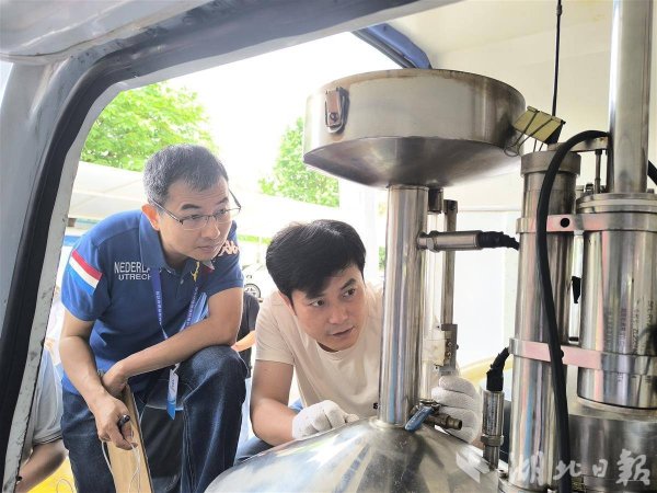 加油如何更放心？ 武汉现场检定，车主感叹：这油加得踏实