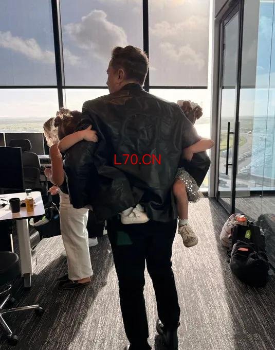 身价超万亿美元后，女友晒马斯克抱俩娃照
